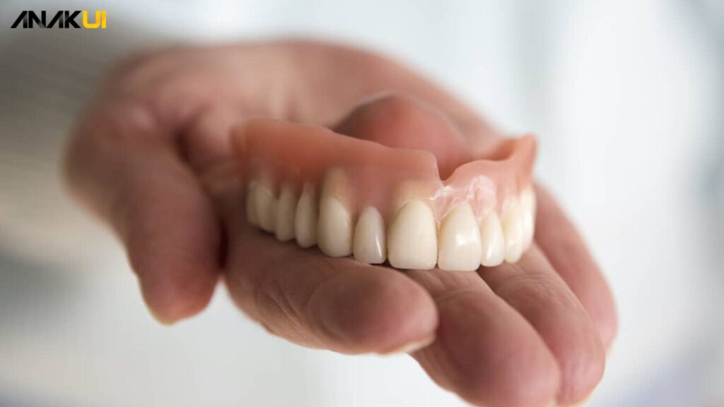Cara Merawat Gigi Palsu dengan Benar